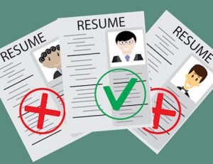 A graphic illustrates accepted and rejected resumes highlighting resume success factors for job applications.